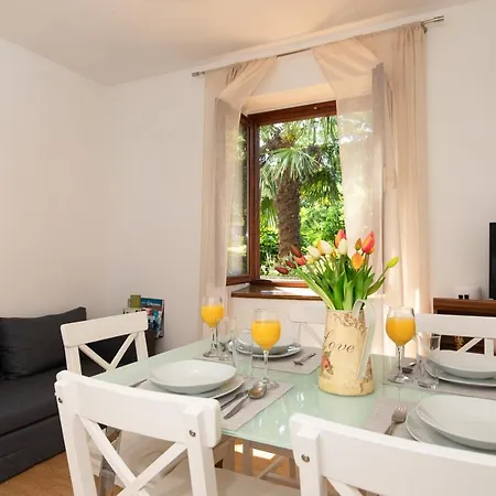 Apartment Lora *