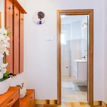 Lora 크리크베니카