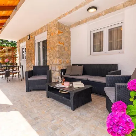 Lora * קריקווניצה