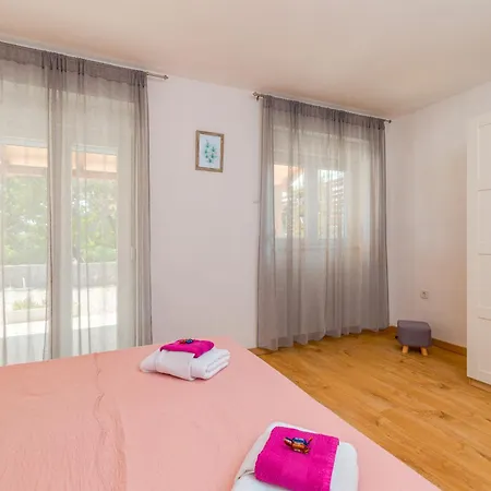 Apartment Lora